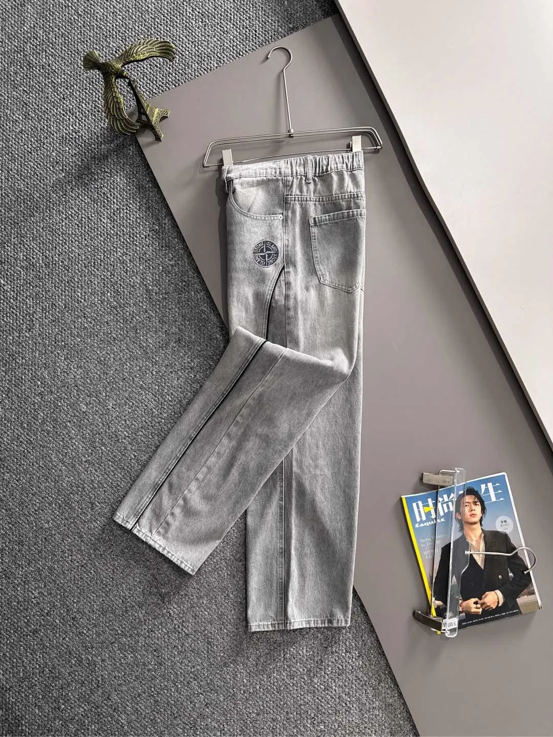 P360 Stone Island 2025 autumn and winter loose wide-leg jeans and straight trousers, the trend in the trend! Many fashion bloggers control the upper body. The water is woven from imported Japanese Denim plain cotton denim fabric. It has three standards, is soft, delicate, comfortable and breathable. The color has a modern and fashionable vicissitudes. The upper body is versatile and fashionable! Light luxury, a must-have item for daily commuting! Size: S-3XL (please state your height and weight when placing an order)